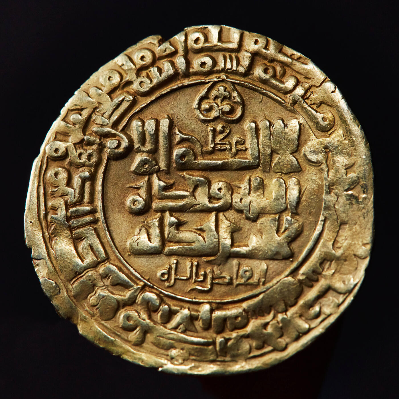 【俄甄集藏】马年新春第一拍 2026年(048)02-25星期三 晚 19:30 全场包邮 伽色尼王朝公元997年-1030年马哈茂德苏丹1第纳尔金币，马哈茂德以武功文治著称，征服北印度、阿富汗、花剌子模和波斯大部分地区，直径：23mm，重量：3.2克，保存完好