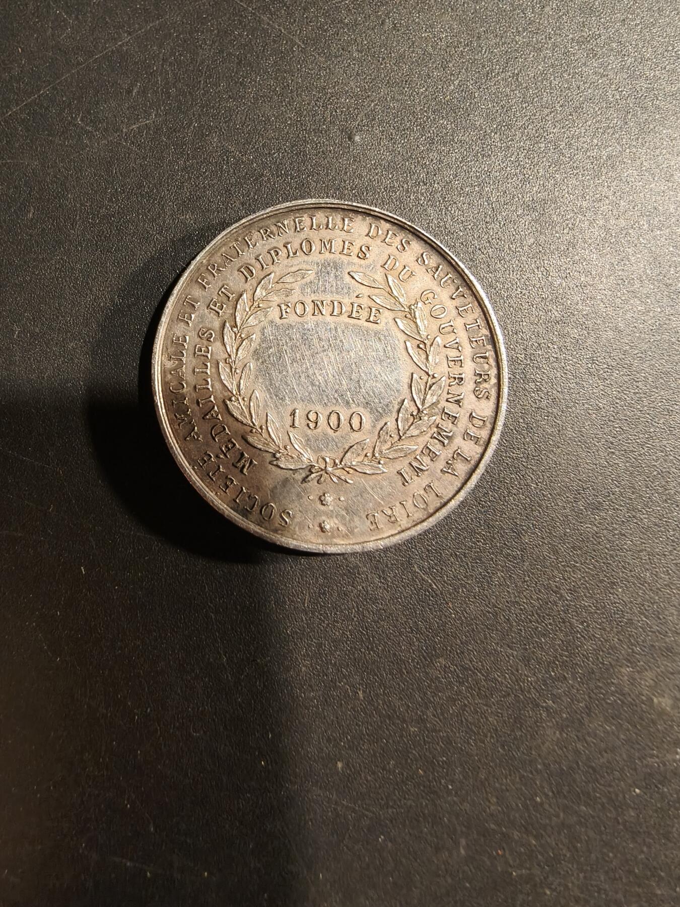 老王徽章第181期 法国卢瓦尔省救生员联谊会纪念章    原盒     直径28mm    重量10g