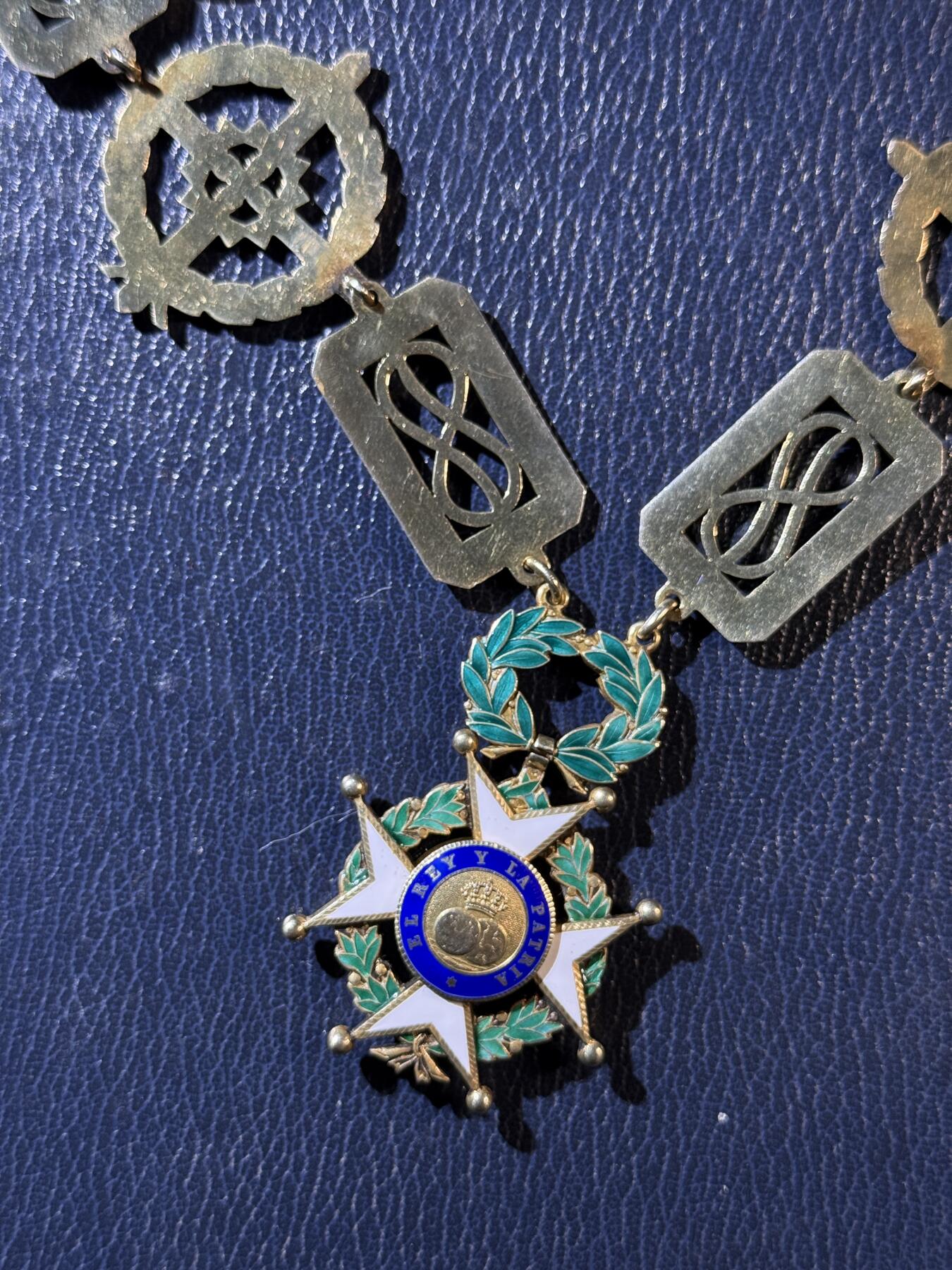 欢庆春节！戎马世界章牌大赏第111期春节大拍 西班牙大项链级圣斐迪南皇家军事勋章，银制带盒，西班牙最高军事勋赏，该大链章国内首见