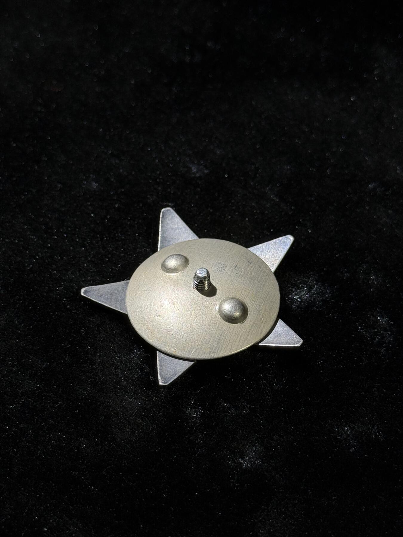 欢庆春节！戎马世界章牌大赏第111期春节大拍 苏联红星勋章，号段1778084，珐琅有佩戴瑕疵，1945年8月授予，得主保障了3个歼击机航空团和3个轰炸机航空团不断工作所需的技术物资，还参与过兴安奉天攻势