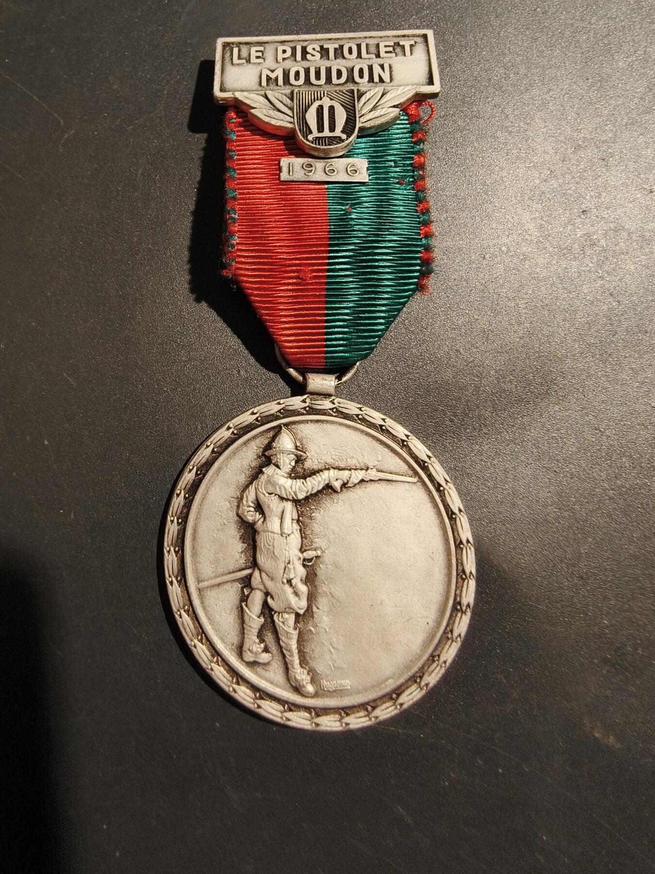 老王徽章第181期 瑞士穆东1966年手枪射击竞赛纪念章