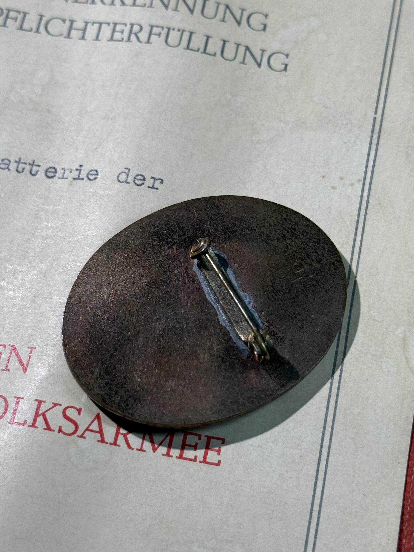 欢庆春节！戎马世界章牌大赏第111期春节大拍 集体版东德国家人民军成就证章 1981年授予第五机动导弹技术基地（BRTB-5）火炮技术中队，由第五军区司令Manfred Gehmert中将签发。