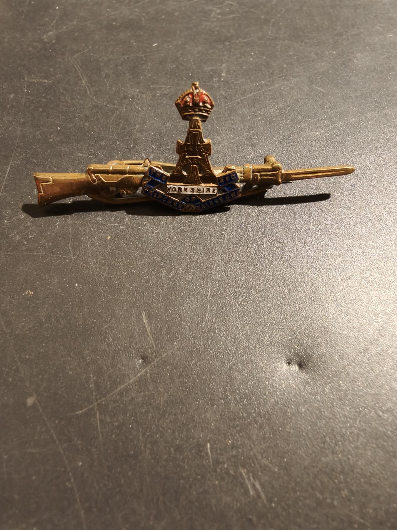 老王徽章第181期 英国绿霍华德步兵团证章    铜质珐琅   二战时期