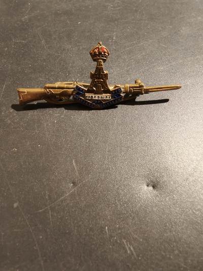 老王徽章第181期 - 英国绿霍华德步兵团证章    铜质珐琅   二战时期