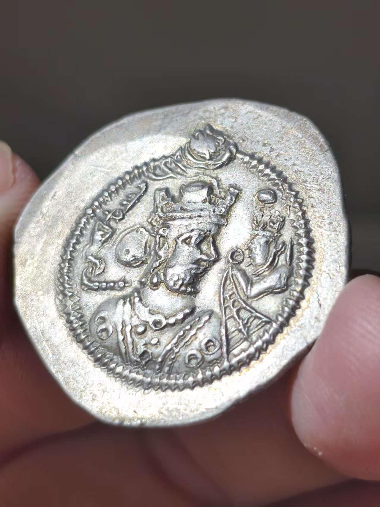 星盘世界钱币二月二十一日初五 世界古典币春节精品大拍 祝各位藏友马年大吉-新年新气象！ 稀少精品！波斯萨珊帝国-扎马斯普（下飘带版）   在位仅两年，版式单一，且存世量稀少，版式以大版本分为上飘带、下飘带版，此枚为下飘带版，虽有历史流通痕迹，但胜在打制清晰