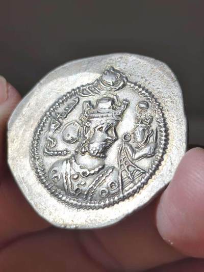 稀少精品！波斯萨珊帝国-扎马斯普（下飘带版）   在位仅两年，版式单一，且存世量稀少，版式以大版本分为上飘带、下飘带版，此枚为下飘带版，虽有历史流通痕迹，但胜在打制清晰