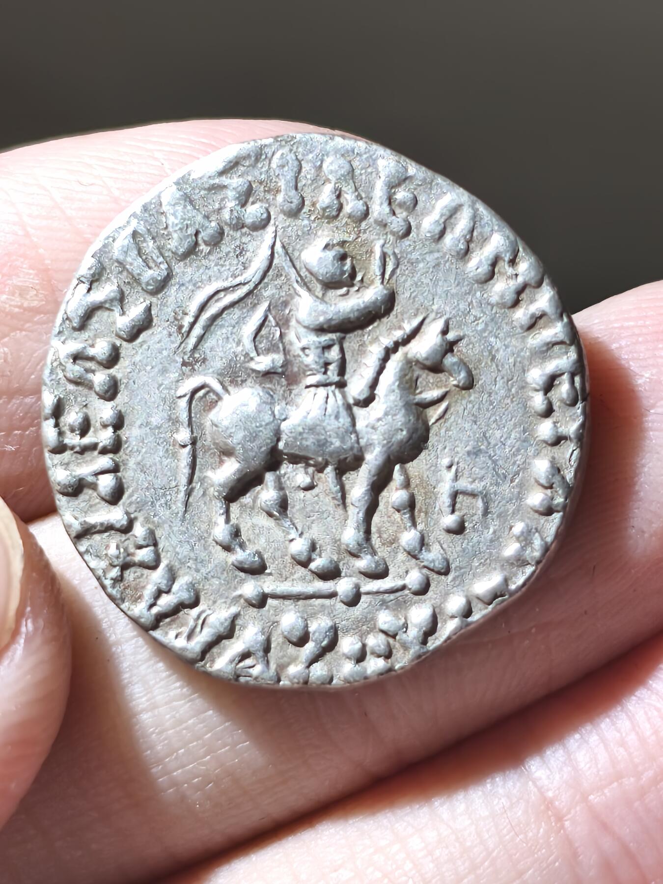 星盘世界钱币二月二十一日初五 世界古典币春节精品大拍 祝各位藏友马年大吉-新年新气象！ 精品印度塞克阿泽斯二世四德拉克马银币，正面是国王骑马形象背面是雅典娜手持长矛，铭文清晰，品相漂亮，目前国外价格此品相已达到150欧元以上