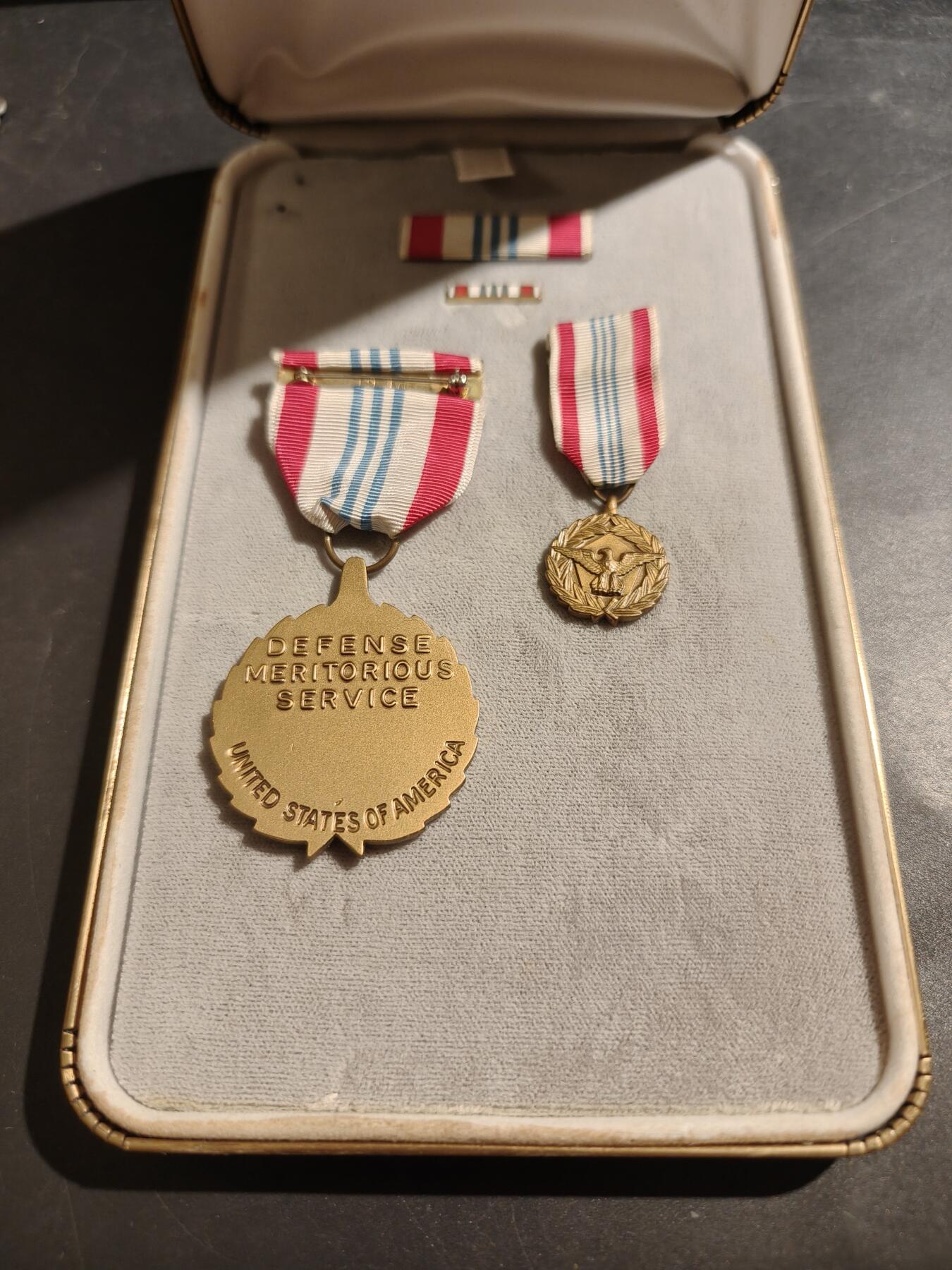 老王徽章第181期 美国国防部功绩服务奖章     原盒带略、珐琅略和迷你章 