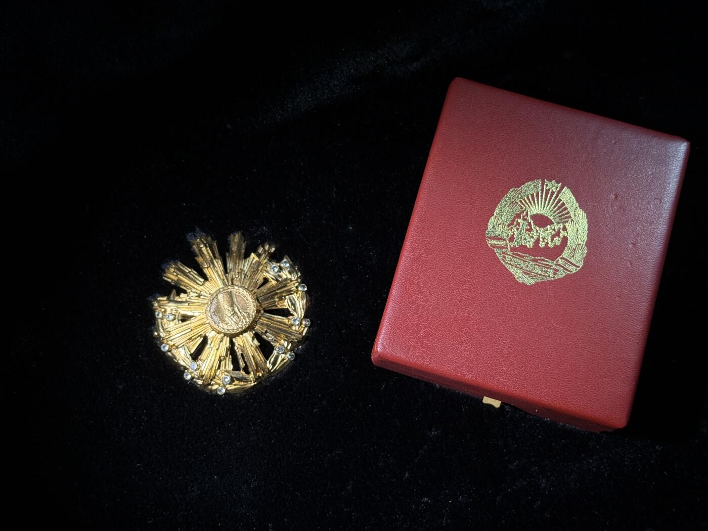 欢庆春节！戎马世界章牌大赏第111期春节大拍 罗马尼亚一级图多尔勋章，带原盒，罗马尼亚高级勋赏，非常少见