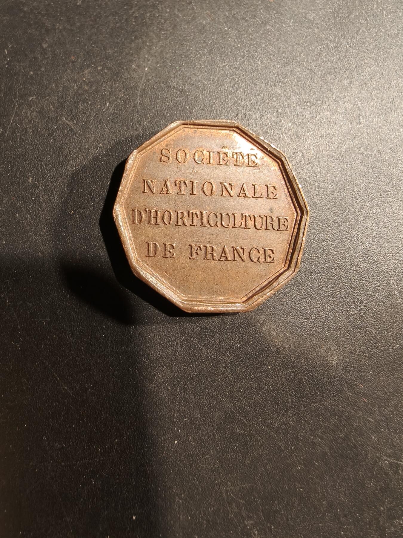老王徽章第181期 法国国家园艺学会铜八角代章    原盒     直径26mm    重量5.8g