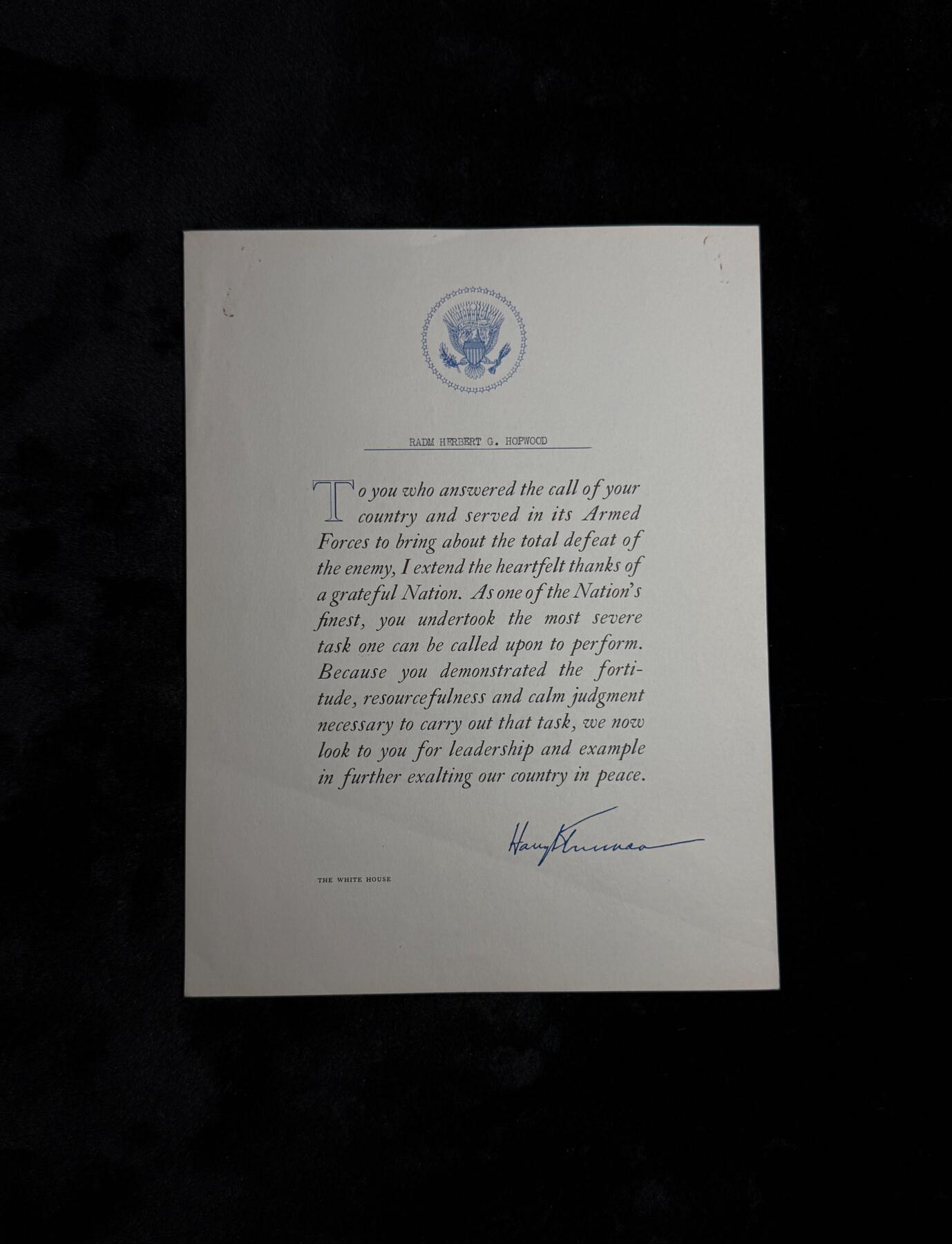 欢庆春节！戎马世界章牌大赏第111期春节大拍 美国海军嘉奖证书，授予美国海军四星上将Herbert Gladstone Hopwood，其曾担任克利夫兰号巡洋舰舰长，参与了攻占拉包尔、马里亚纳海战、菲律宾战役等对日作战以及金门炮战