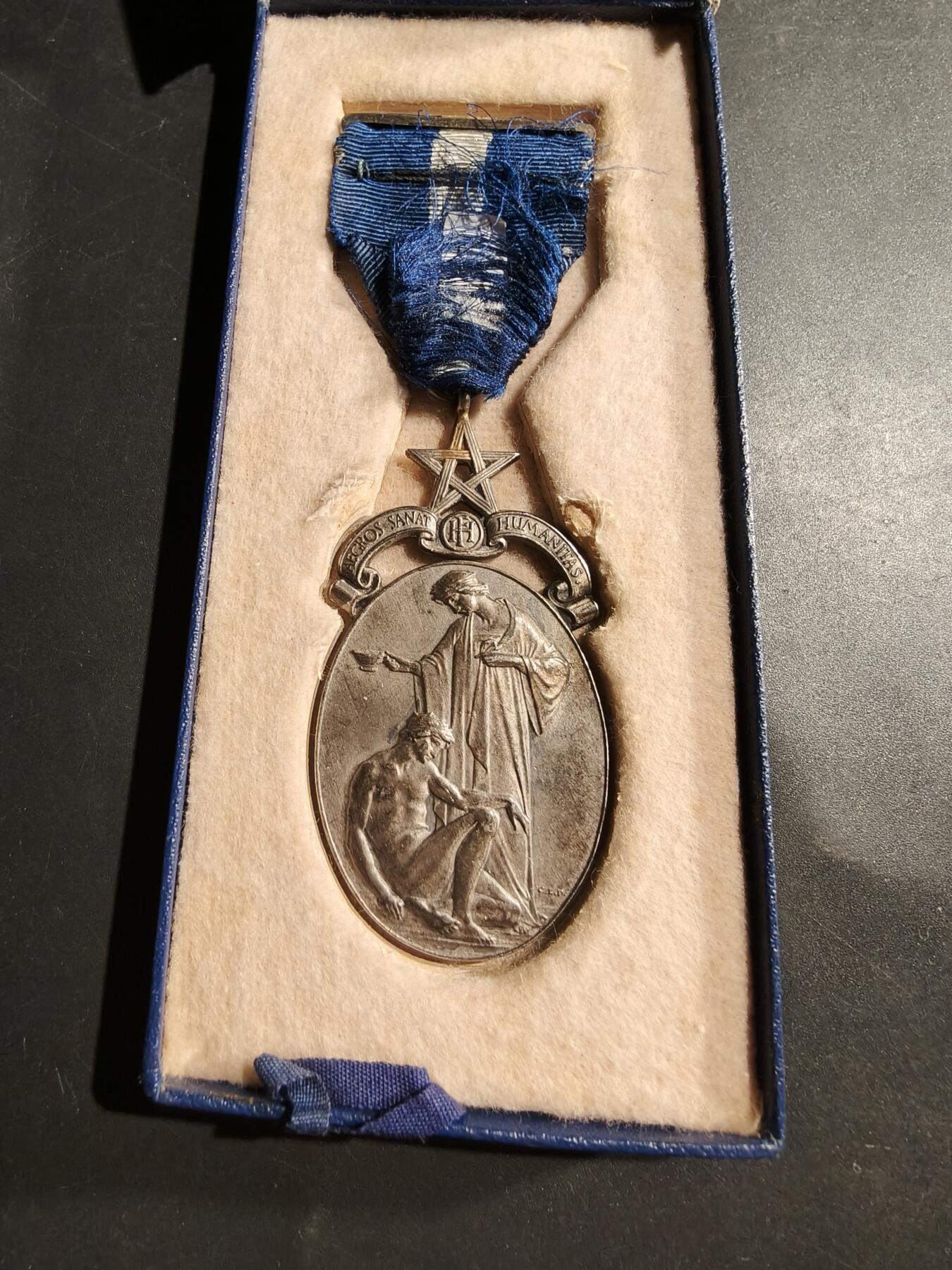 老王徽章第181期 英国共济会医院奖章    原盒   925银     41.2g