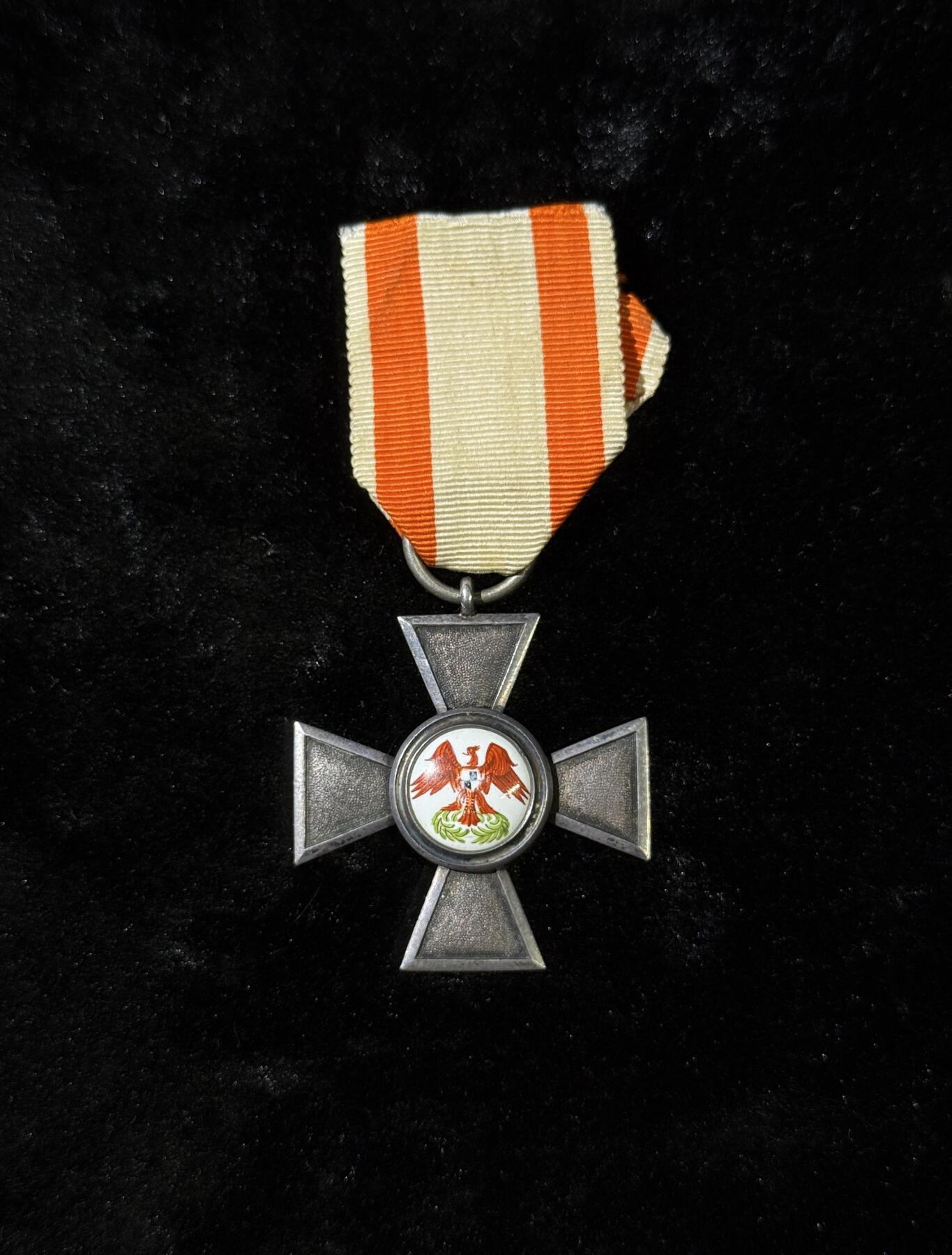 欢庆春节！戎马世界章牌大赏第111期春节大拍 普鲁士红鹰勋章，四级，章芯有点松动脱落的痕迹