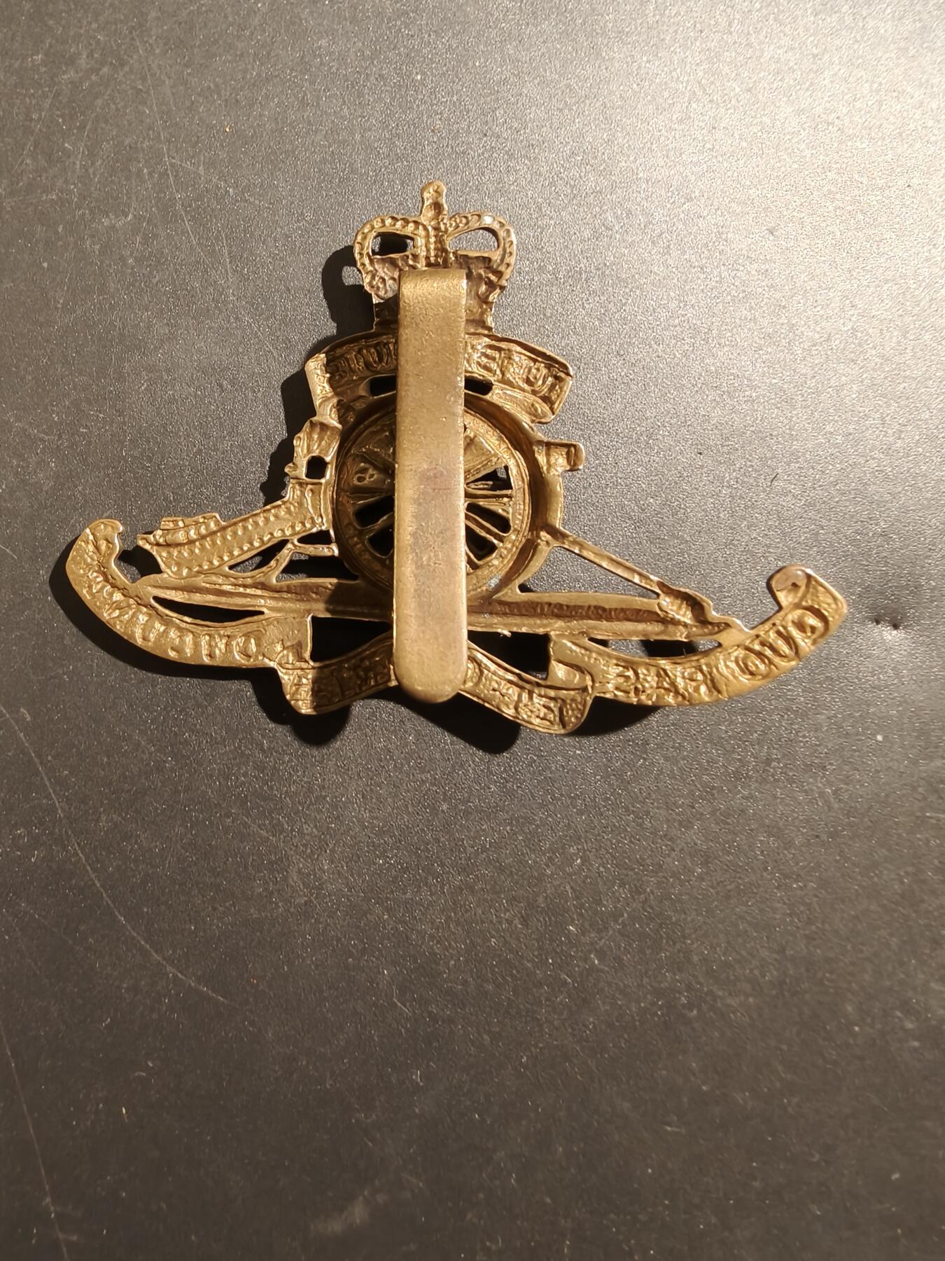 老王徽章第181期 英国皇家炮兵帽徽    女王早期版