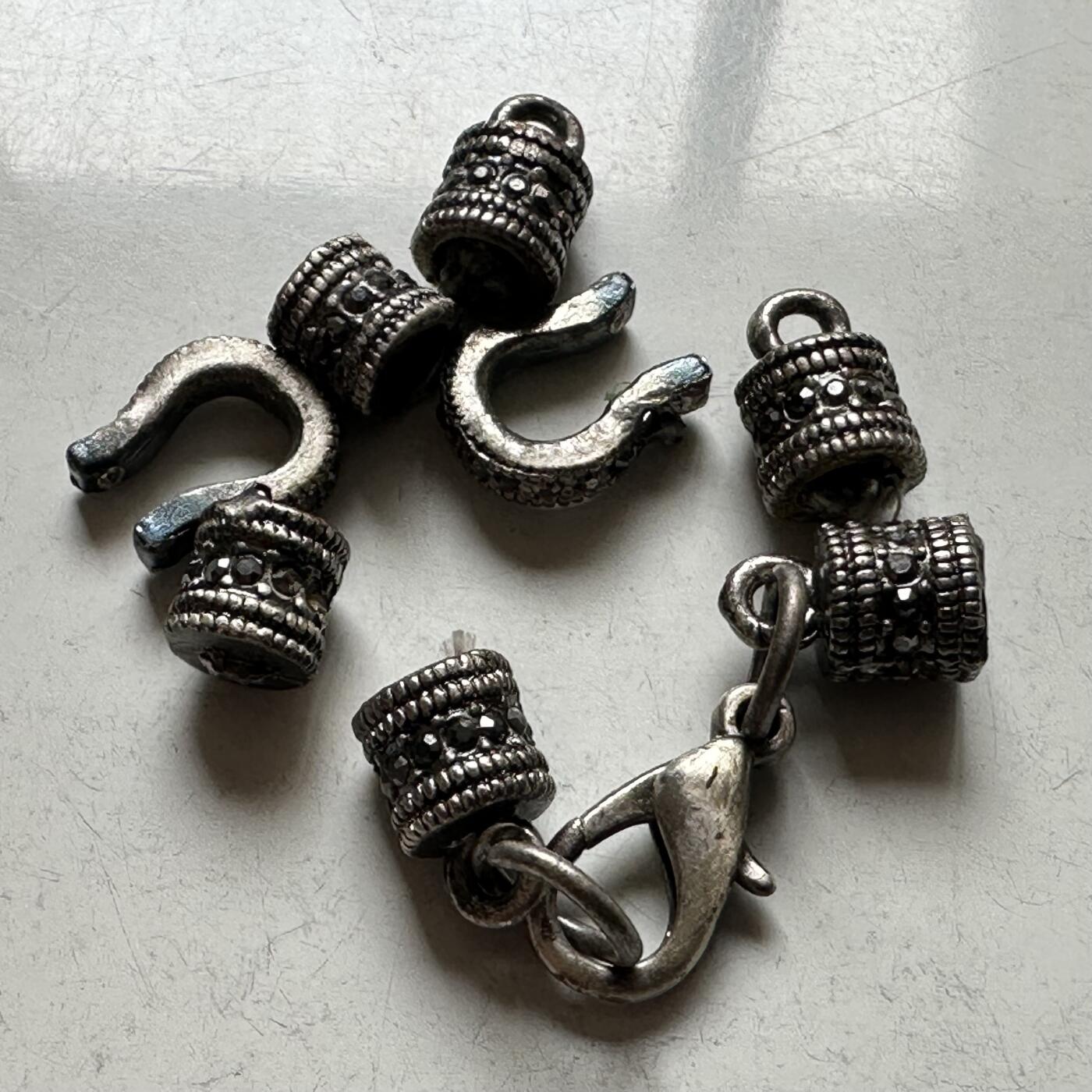 🌹外币初藏🌹🐯2026年第18场 快递将在12号停运 年前需发货的抓紧 ，年后正月十五恢复发货 小饰品一组