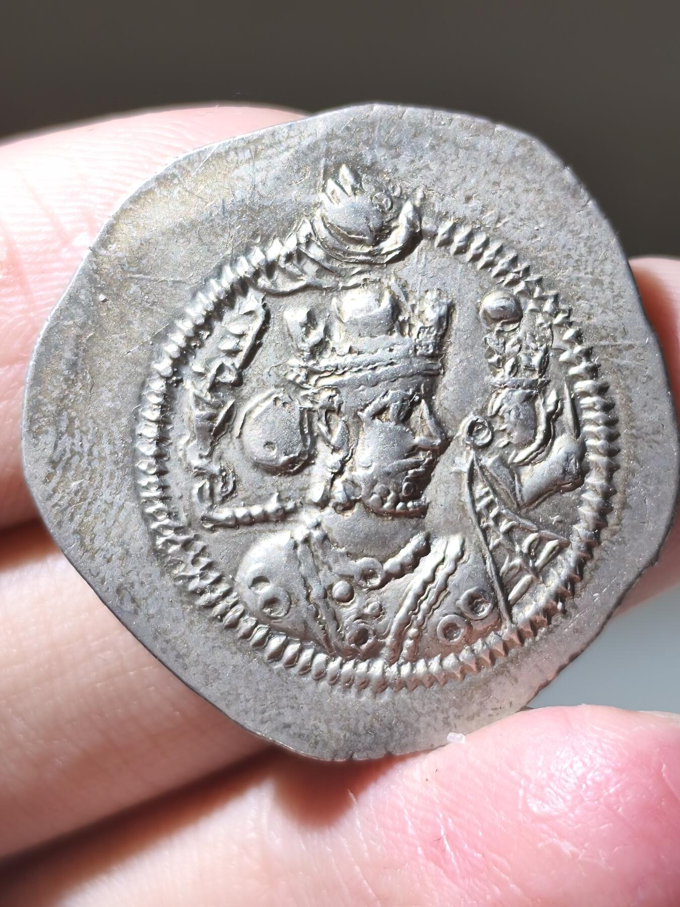 星盘世界钱币二月二十一日初五 世界古典币春节精品大拍 祝各位藏友马年大吉-新年新气象！ 稀少精品！波斯萨珊帝国-扎马斯普（下飘带版）   在位仅两年，版式单一，且存世量稀少，版式以大版本分为上飘带、下飘带版，此枚为下飘带版，虽有历史流通痕迹，但胜在打制清晰