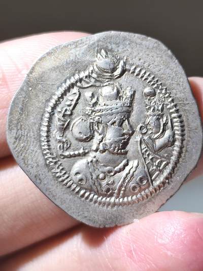 稀少精品！波斯萨珊帝国-扎马斯普（下飘带版）   在位仅两年，版式单一，且存世量稀少，版式以大版本分为上飘带、下飘带版，此枚为下飘带版，虽有历史流通痕迹，但胜在打制清晰