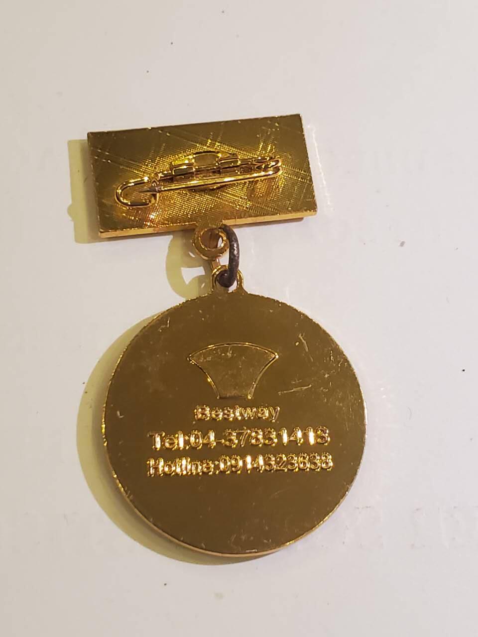 韵星假日军品类拍卖第40期 -- Rimey Holidays Militaria Auction 40 越南社会主义共和国光荣在党65年奖章 铜镀金 Bw厂制作