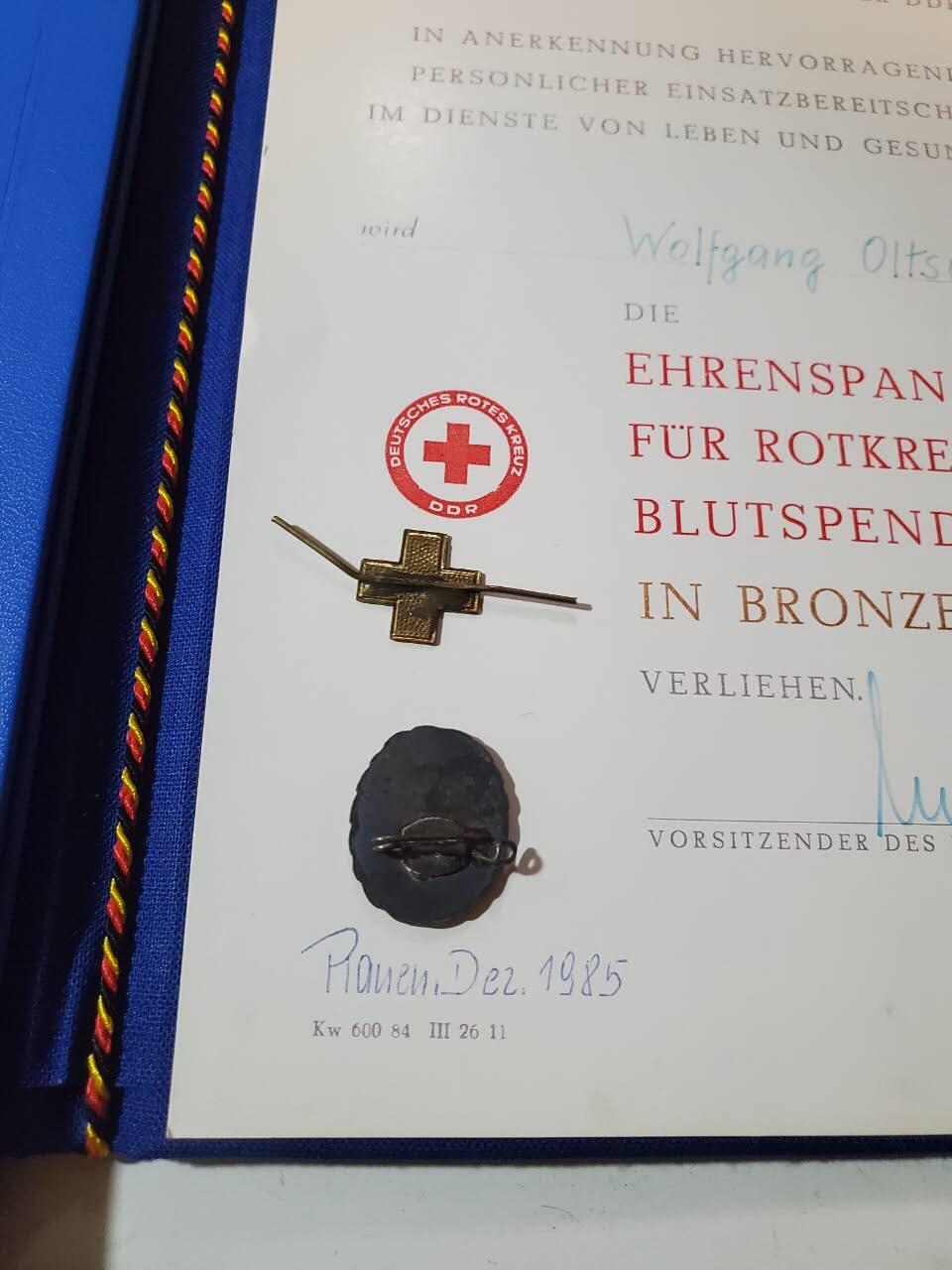 韵星假日军品类拍卖第40期 -- Rimey Holidays Militaria Auction 40 民主德国红十字服务奖章、军医证章带证书一套+证书不同版本封皮一个 均好品