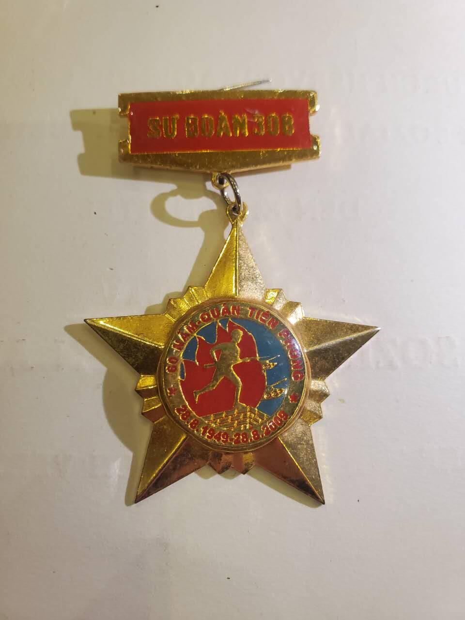 韵星假日军品类拍卖第40期 -- Rimey Holidays Militaria Auction 40 越南社会主义共和国第308师团60年纪念奖章 著名师团 z117军工厂制作