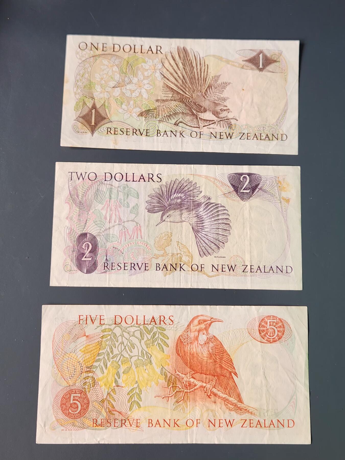 2月10号晚上8点 外国纸币自动截拍第23场 新西兰1968-1975年1-2-5元【D.L.Wilks签名】 二签 高冠女王 美品一套