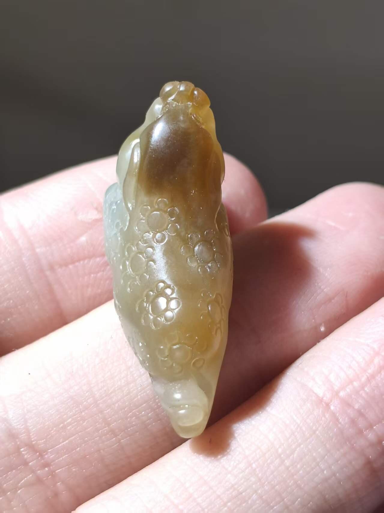 星盘世界钱币二月二十一日初五 世界古典币春节精品大拍 祝各位藏友马年大吉-新年新气象！ 和田玉「精品金蟾」，新疆金糖料，招财进宝的三足金蟾，萌萌的，料子细腻，超油润，小小的很可爱，可把可挂也可作为小摆件，工艺精细