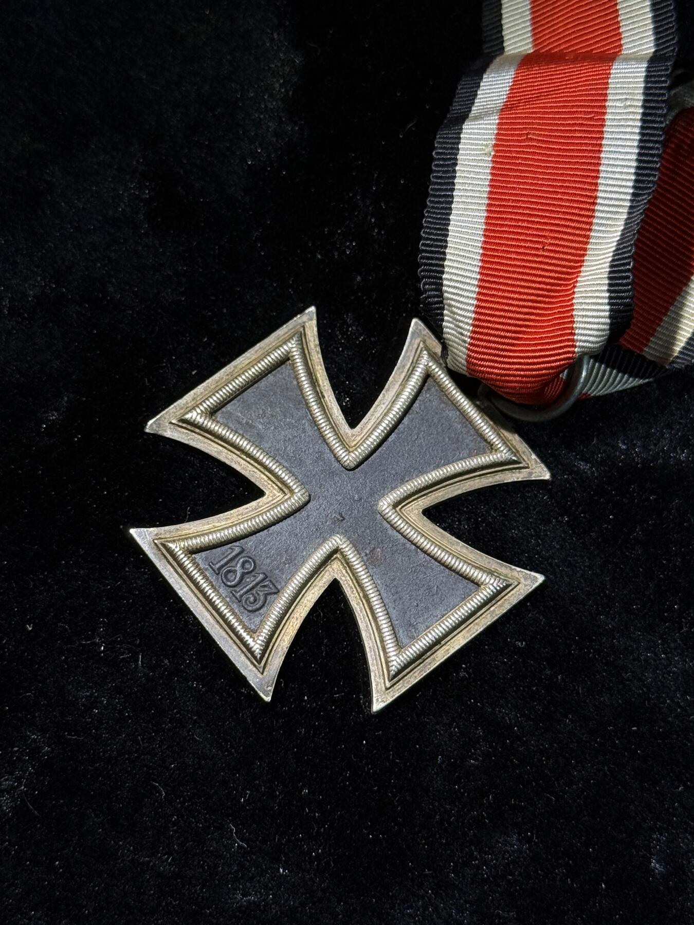 欢庆春节！戎马世界章牌大赏第111期春节大拍 德国二战二级铁十字勋章，65标，漆面有轻微瑕疵，一角有磕