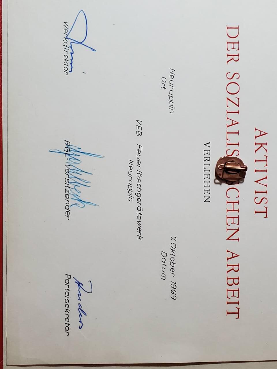 韵星假日军品类拍卖第40期 -- Rimey Holidays Militaria Auction 40 民主德国社会主义功勋活动家证章带证书一套