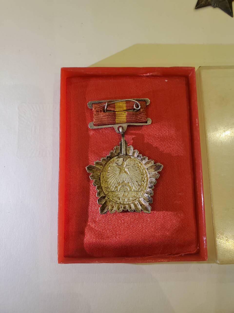 韵星假日军品类拍卖第40期 -- Rimey Holidays Militaria Auction 40 越南民主共和国（北越）一级战胜奖章带原盒 早期铜珐琅 仅颁发给在独立战争和越南战争军官 好品少见带珐琅越南章