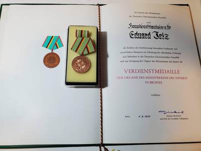 韵星假日军品类拍卖第40期 -- Rimey Holidays Militaria Auction 40 - 民主德国铜级内务部功绩奖章带原盒略 稀少实发大证书 好品一套