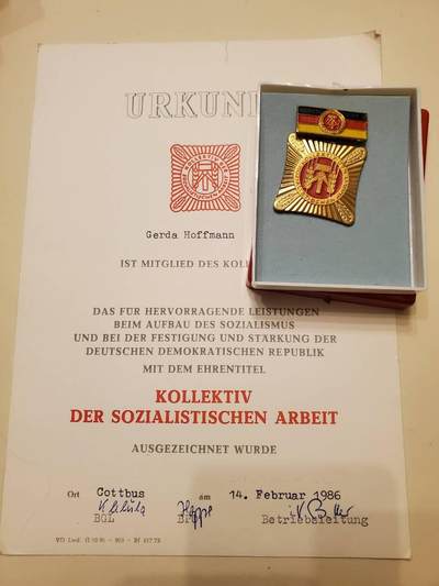 （450件拍品！制服徽章盛宴）罗岚⭐爱藏⭐年前甄选大拍场-店主清仓处理-分享拍场额外现金红包（实体经营） - 民主德国集体劳动荣誉实发带盒带证一套
