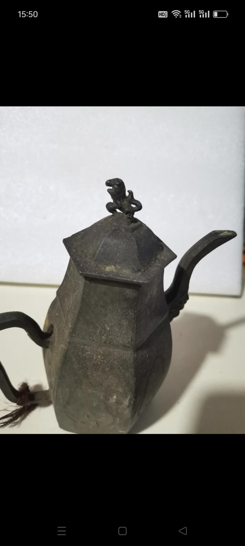 民国时期六棱老锡壶1把。狮钮，嘴上有功，壶身有刻花，自然老包浆。如图包老