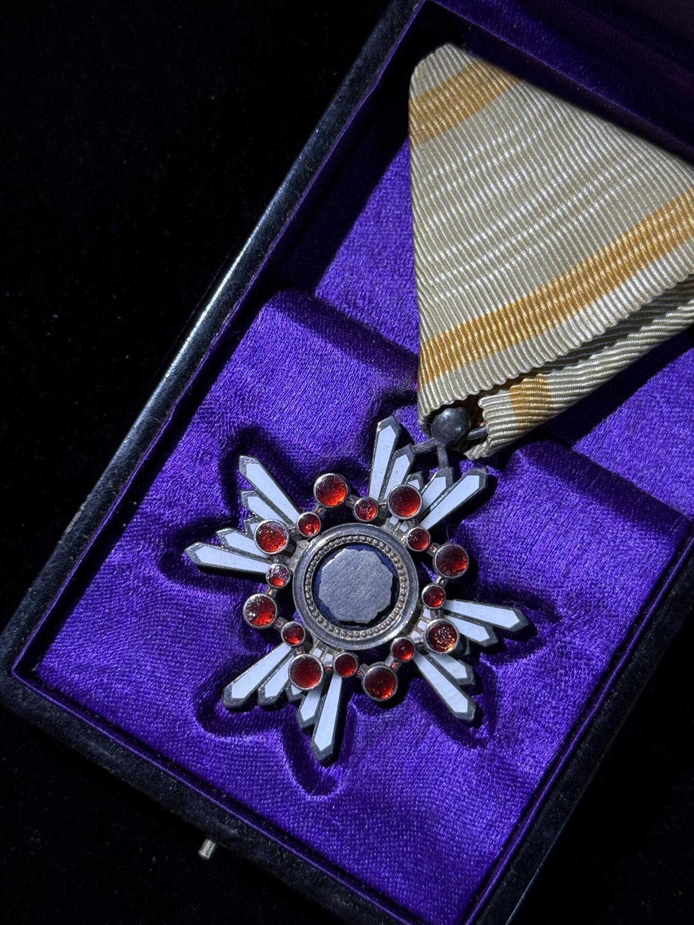 欢庆春节！戎马世界章牌大赏第111期春节大拍 勋六等瑞宝章，银制，珐琅有损，授予岩村政海