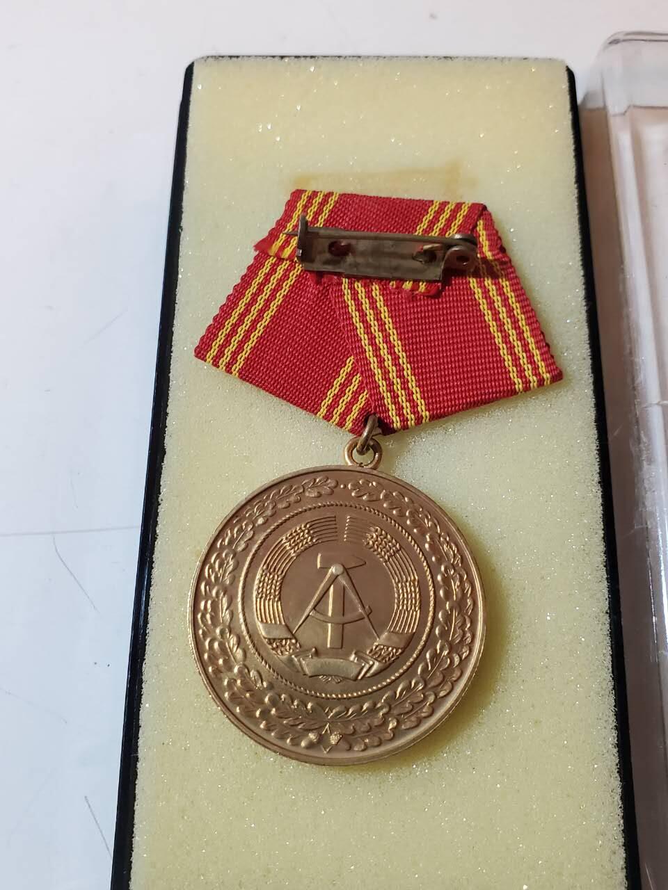 韵星假日军品类拍卖第40期 -- Rimey Holidays Militaria Auction 40 民主德国内务部特级一等优秀服务奖章 带原盒 最高级内务部服务奖章 好品铜镀金