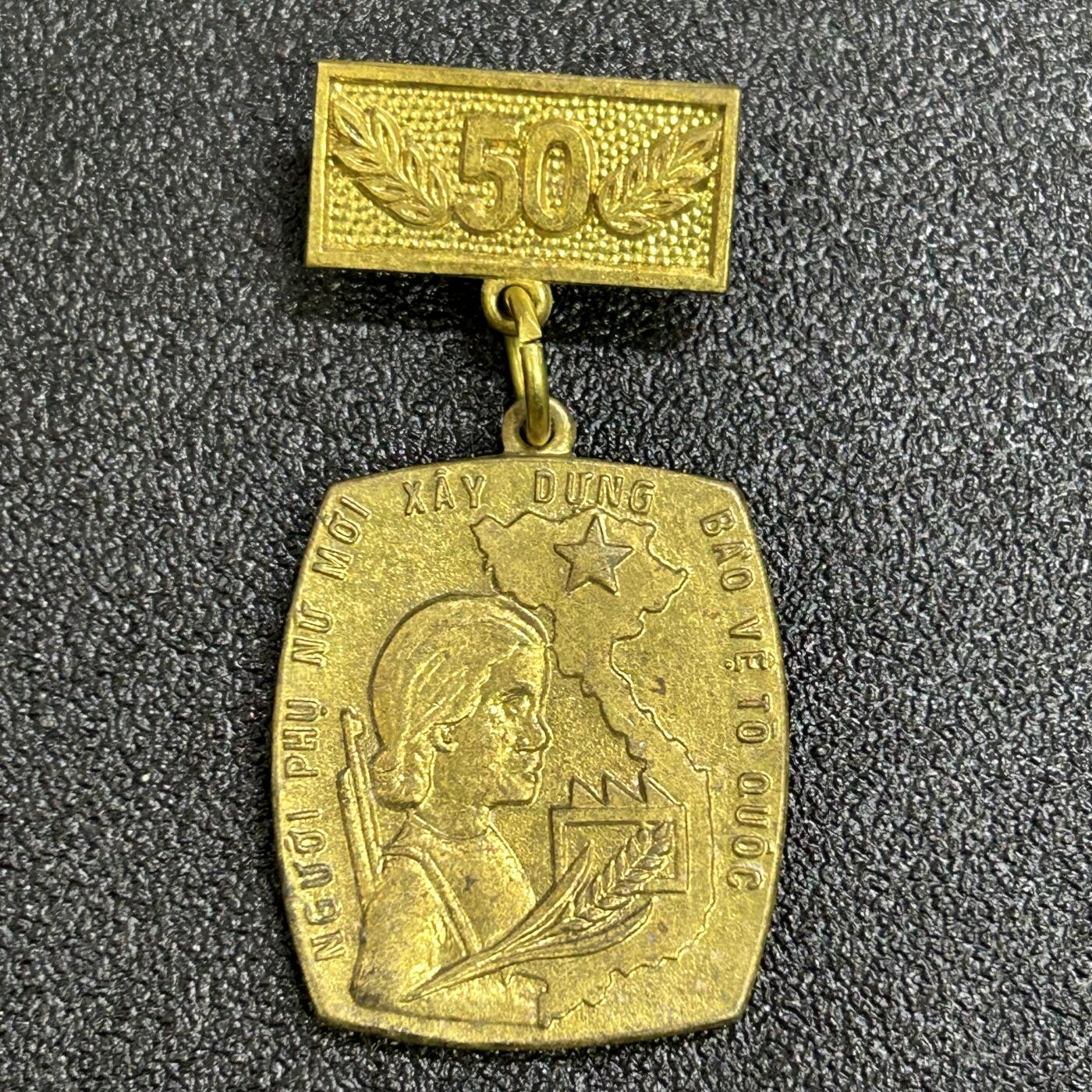 西秦中古拍卖第七十七期 2026马年新春专场 本场拍品年初九发出 越南妇女爱国联盟成立50周年纪念章 铜制