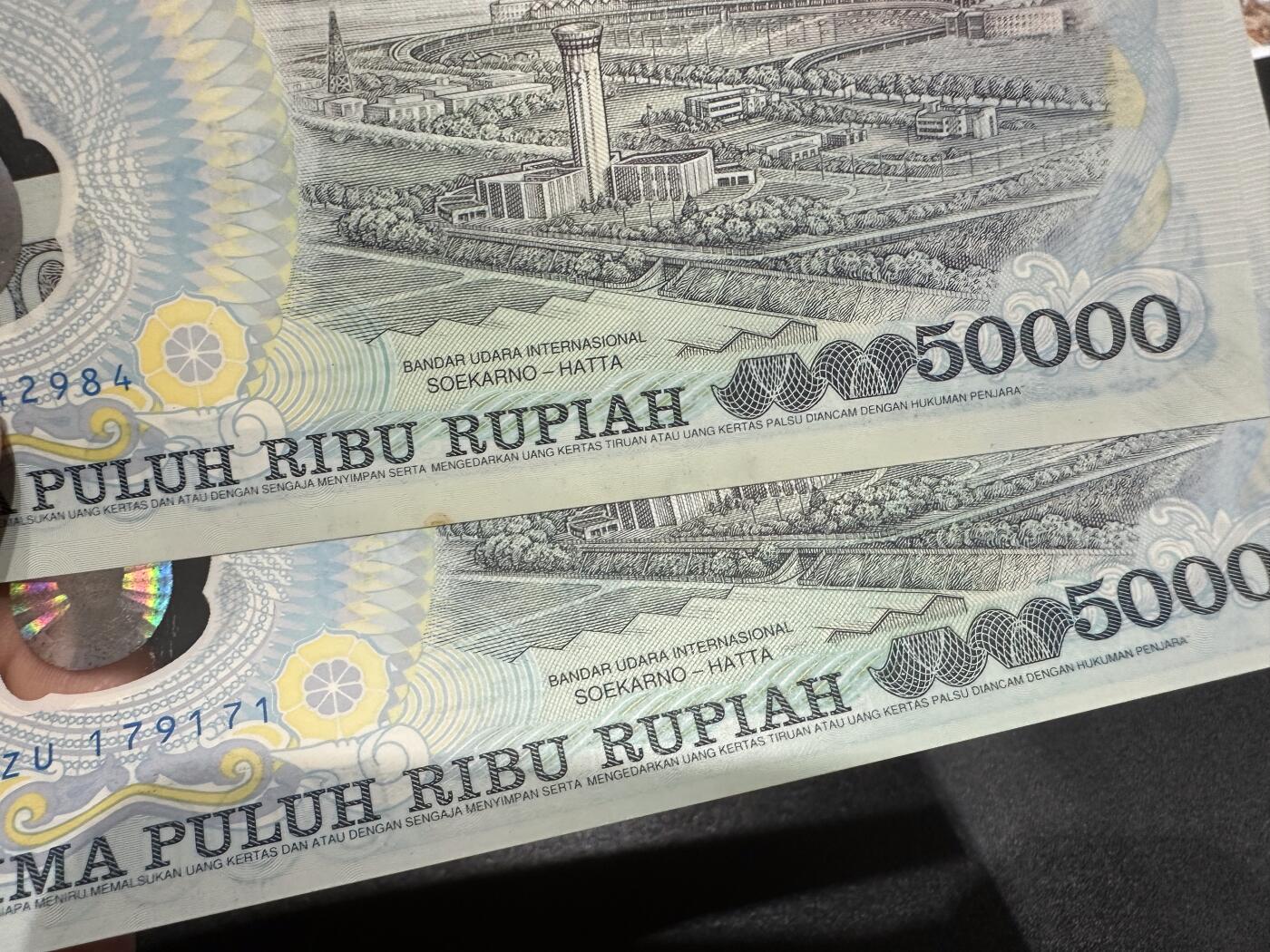 《外钞收藏家》第六百一十期（新年假期场/年后快递恢复正常再发货）（长期征集拍品、欢迎藏友们联系合作） 1993年印尼5万卢比 纪念钞 2张一起 全新 其中1张有个瑕疵