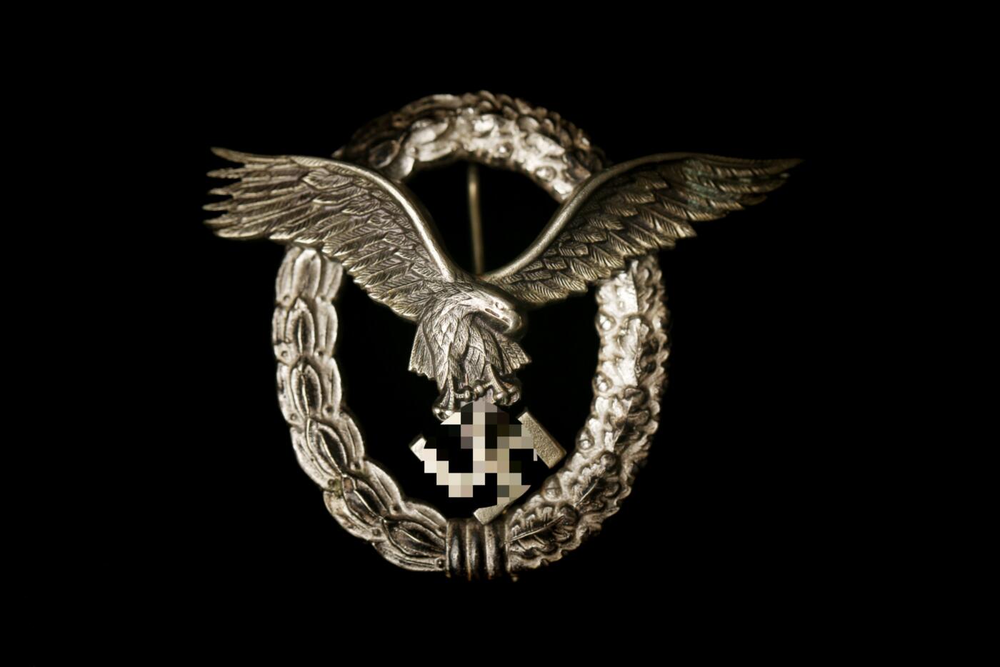 欢庆春节！戎马世界章牌大赏第112期春节大拍  德专场 FLL厂造铜制飞行员奖章  背面有轻微几道fll经典的应力裂纹 勾子被压弯了但是正常开合没问题