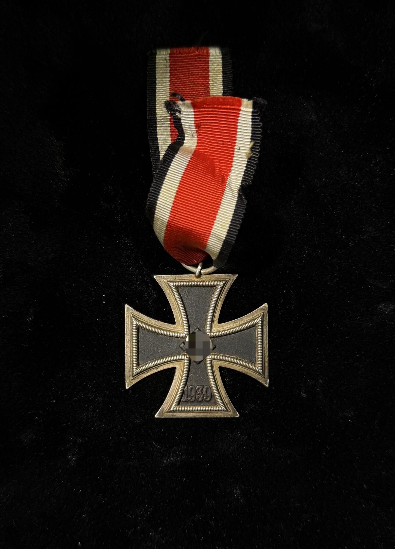 欢庆春节！戎马世界章牌大赏第111期春节大拍 德国二战二级铁十字勋章，65标，漆面有轻微瑕疵，一角有磕