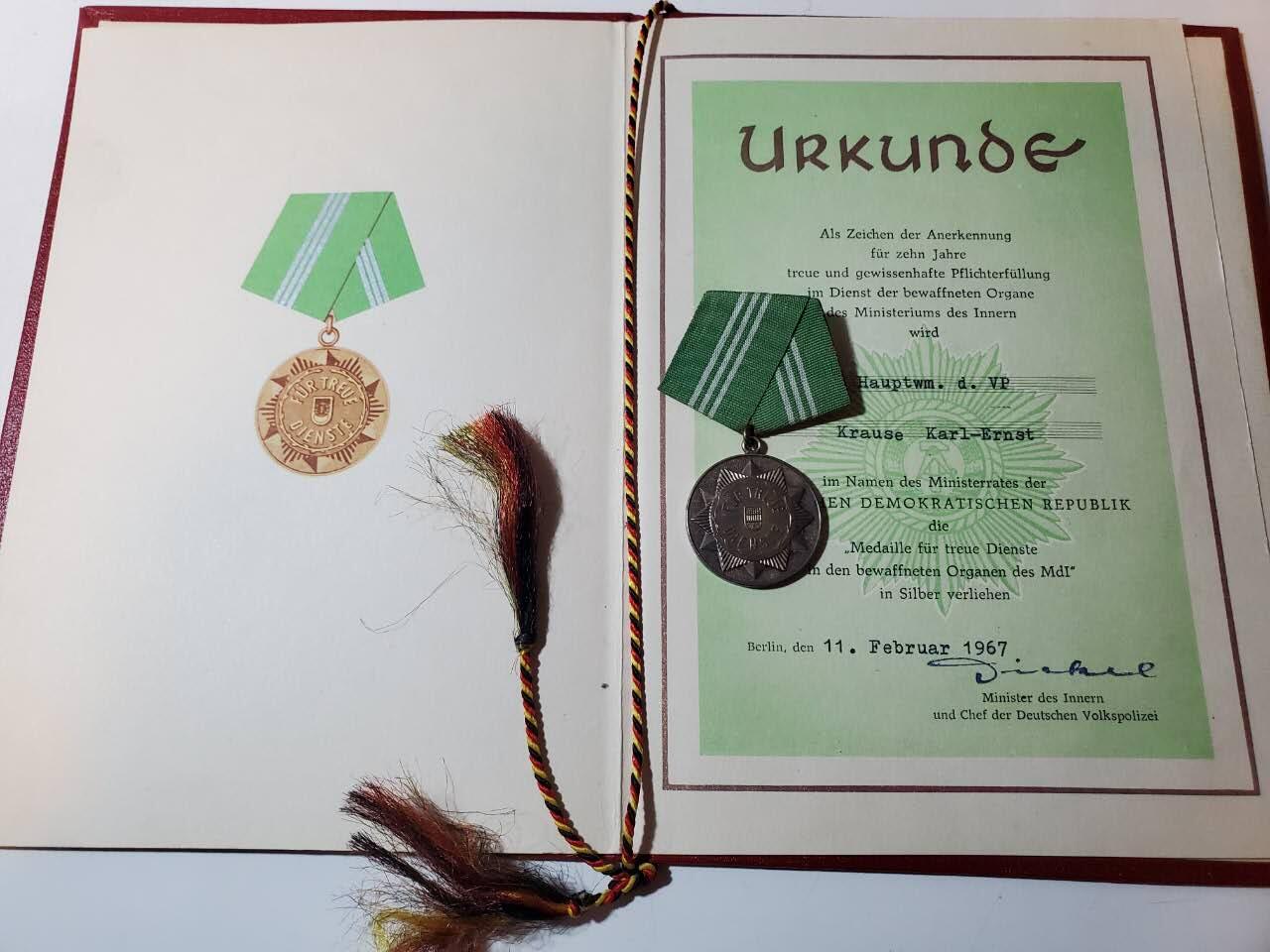 韵星假日军品类拍卖第40期 -- Rimey Holidays Militaria Auction 40 民主德国第一版银级内务部武装力量优秀服务奖章 实发带证一套 无国徽版本