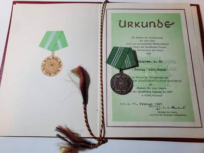 韵星假日军品类拍卖第40期 -- Rimey Holidays Militaria Auction 40 - 民主德国第一版银级内务部武装力量优秀服务奖章 实发带证一套 无国徽版本