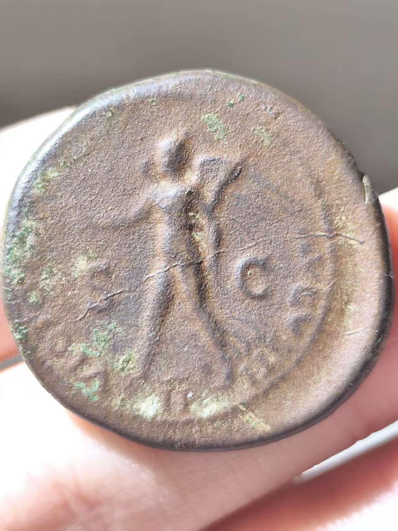 星盘世界钱币二月二十一日初五 世界古典币春节精品大拍 祝各位藏友马年大吉-新年新气象！ 尼禄都蓬第铜币，公元62-68年铸于罗马造币厂。背面是胜利女神手持棕榈叶与花环。币文是尼禄头衔及胜利的奥古斯都。不列颠尼亚水坑。