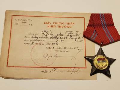 （450件拍品！制服徽章盛宴）罗岚⭐爱藏⭐年前甄选大拍场-店主清仓处理-分享拍场额外现金红包（实体经营） - 北越胡志明越共越战时期二级解放战士勋章实发带证 证二三级记录证少见 镀银彩光品相极好