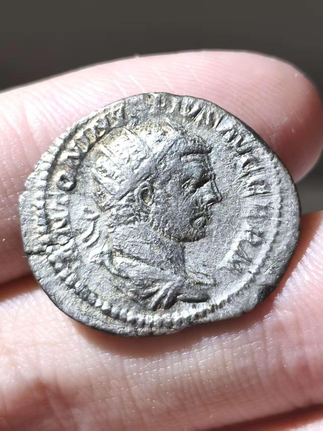 星盘世界钱币二月二十一日初五 世界古典币春节精品大拍 祝各位藏友马年大吉-新年新气象！ 卡拉卡拉双第纳尔Antoninianus银币，公元216年铸于罗马厂，是该币值首次发行期间的产物，背面是塞拉皮斯Serapis持杖立像，币文是卡拉卡拉头衔，有日尔曼征服者，十九届保民官，三届执政官。