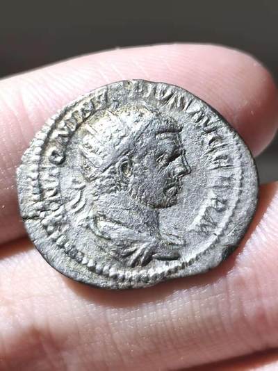 星盘世界钱币二月二十一日初五 世界古典币春节精品大拍 祝各位藏友马年大吉-新年新气象！ - 卡拉卡拉双第纳尔Antoninianus银币，公元216年铸于罗马厂，是该币值首次发行期间的产物，背面是塞拉皮斯Serapis持杖立像，币文是卡拉卡拉头衔，有日尔曼征服者，十九届保民官，三届执政官。