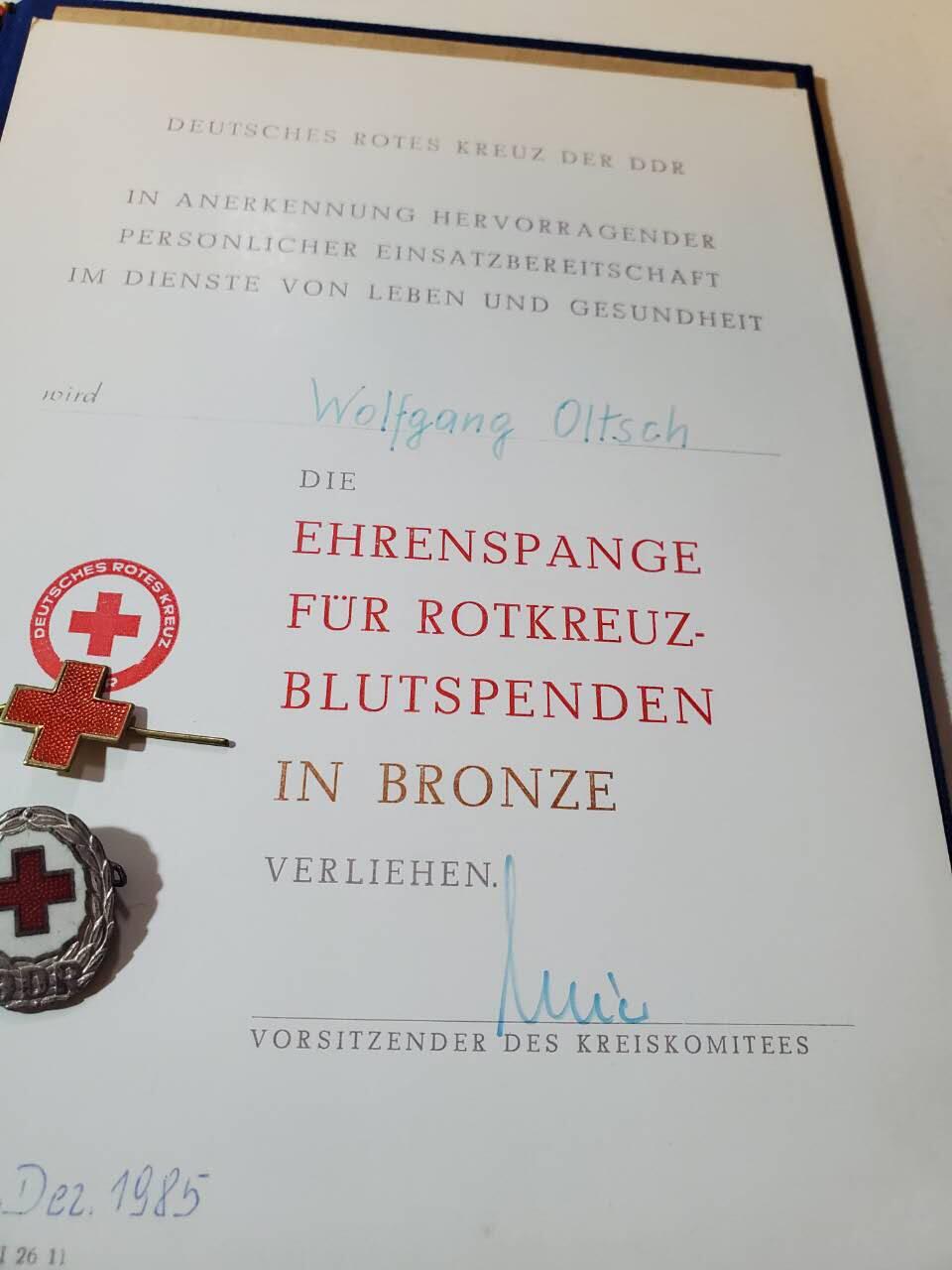 韵星假日军品类拍卖第40期 -- Rimey Holidays Militaria Auction 40 民主德国红十字服务奖章、军医证章带证书一套+证书不同版本封皮一个 均好品