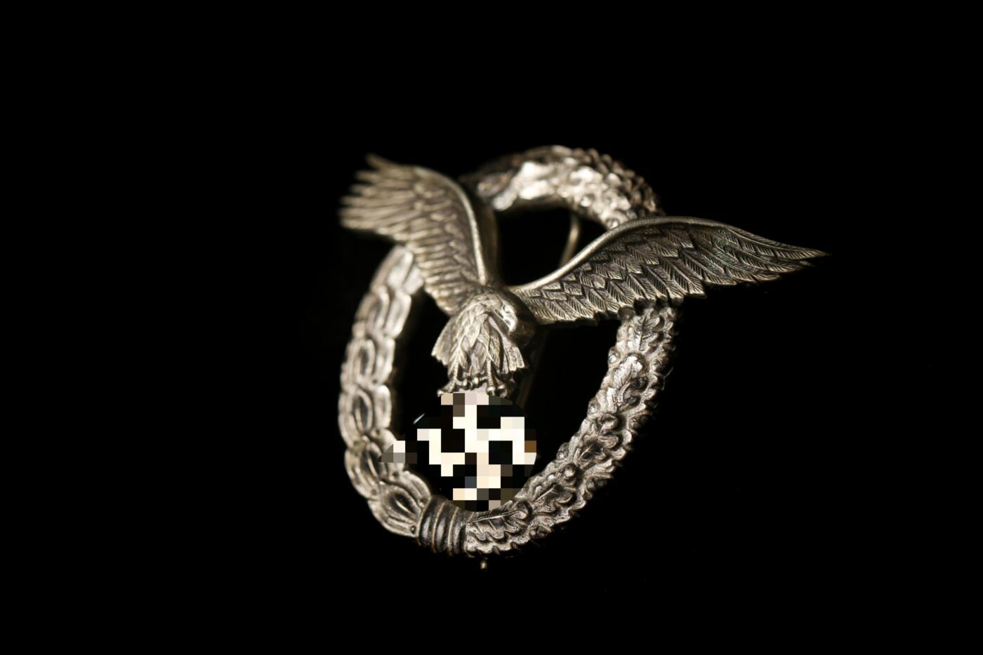 欢庆春节！戎马世界章牌大赏第112期春节大拍  德专场 FLL厂造铜制飞行员奖章  背面有轻微几道fll经典的应力裂纹 勾子被压弯了但是正常开合没问题