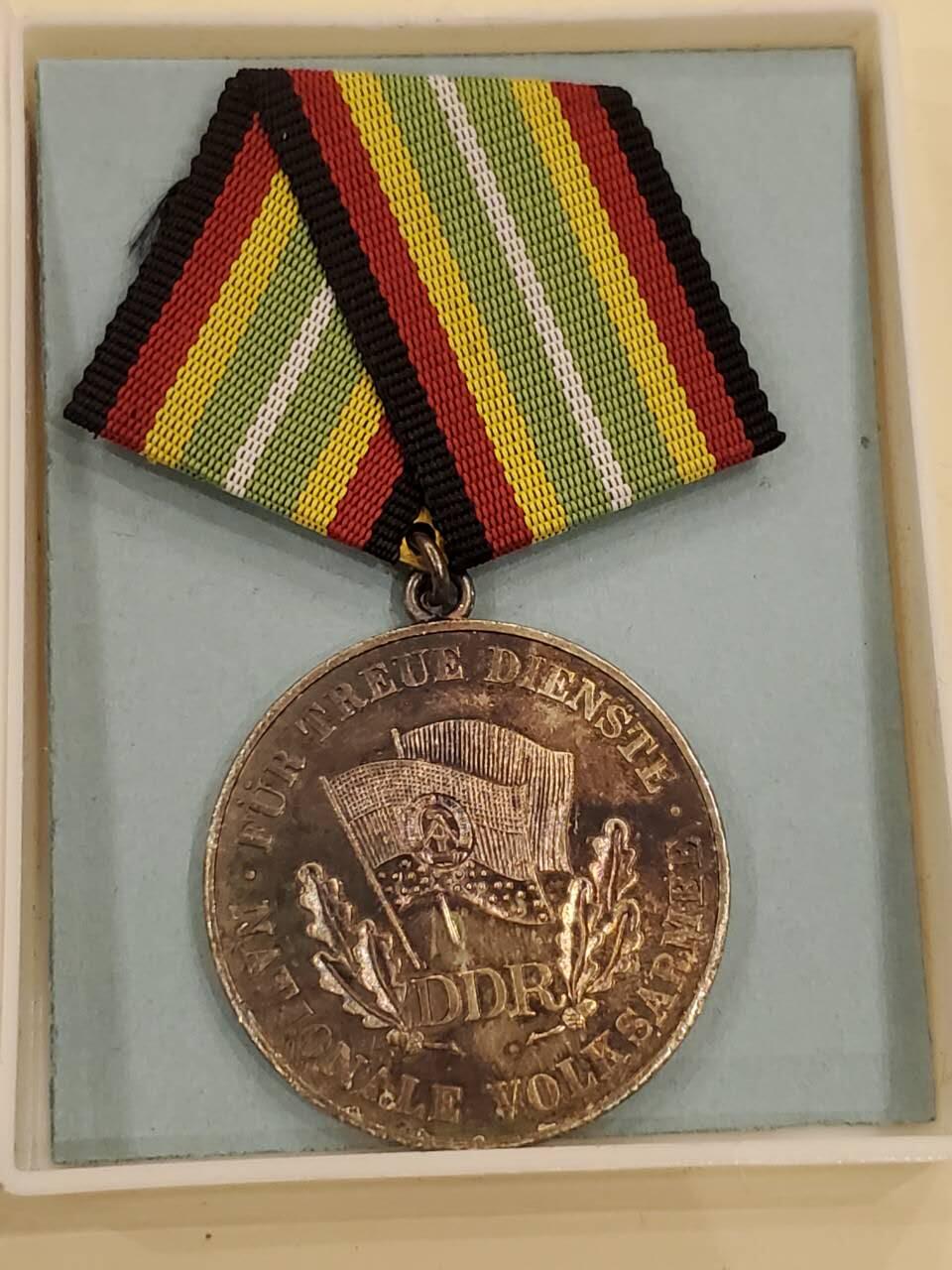 韵星假日军品类拍卖第40期 -- Rimey Holidays Militaria Auction 40 民主德国国家人民军银级忠诚服务奖章带原盒一套