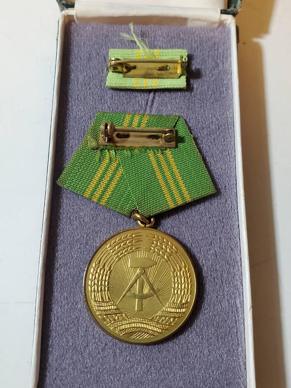 韵星假日军品类拍卖第40期 -- Rimey Holidays Militaria Auction 40 民主德国金级内务部优秀服务奖章 第一版无国徽版本 带早期原仿皮盒 