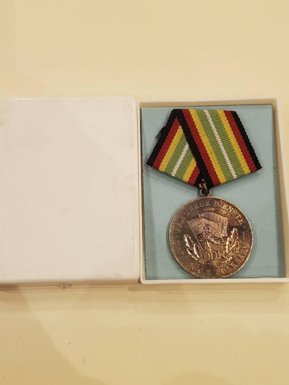 韵星假日军品类拍卖第40期 -- Rimey Holidays Militaria Auction 40 民主德国国家人民军银级忠诚服务奖章带原盒一套