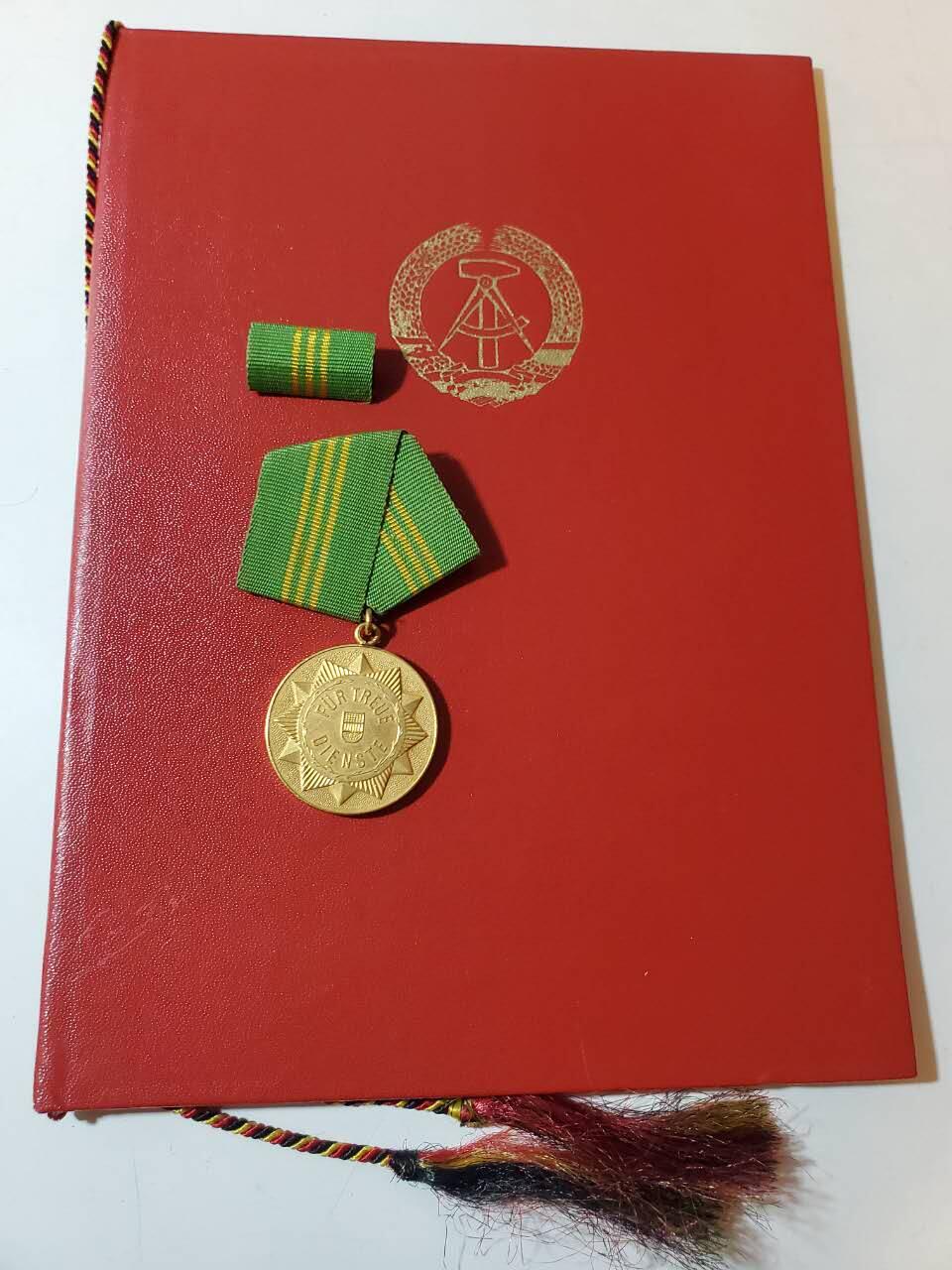 韵星假日军品类拍卖第40期 -- Rimey Holidays Militaria Auction 40 民主德国第一版无国徽金级内务部武装力量优秀服务奖章带略证书一套 实发早期版本少见 极品品相